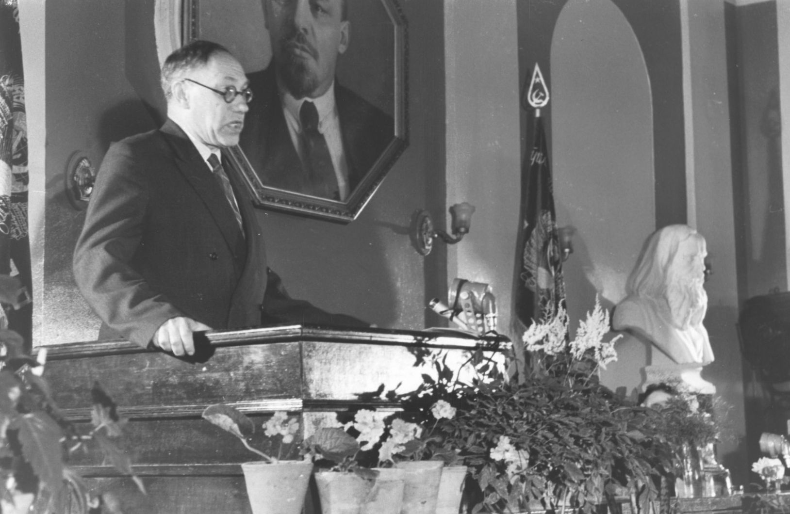 Михаил Алексеевич Лаврентьев выступает на первом Общем собрании СО АН СССР
